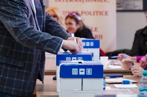 Universitarii din Oradea au mers la vot: Referendum pentru modalitatea de alegere a viitorului rector (FOTO)