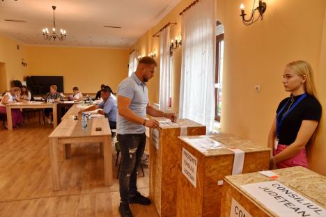 „Țara lui Sorban”: Susținători ai primarului UDMR din Lugașu de Jos au intrat cu „nevăzători” în cabinele de vot, BIHOREANUL a fost scos din secția de votare (FOTO)