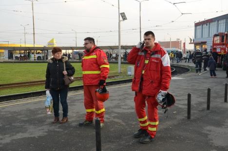Alertă în Oradea! O geantă suspectă lăsată într-un tramvai este verificată de pirotehnişti (FOTO)