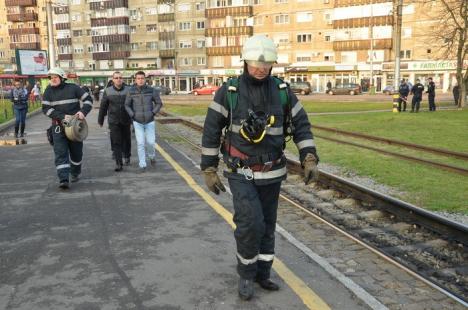 Alertă în Oradea! O geantă suspectă lăsată într-un tramvai este verificată de pirotehnişti (FOTO)