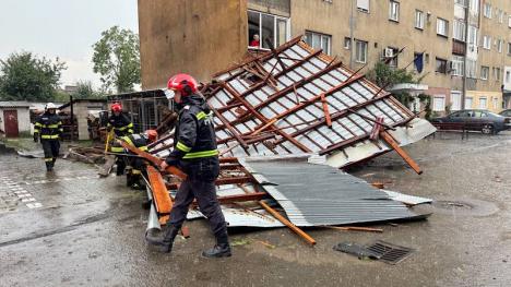 Vijelie în Aleșd: Acoperișul unui bloc a fost luat de vânt și a căzut peste o mașină (FOTO)