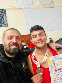 Orădeanul Alex Gavra, medaliat cu bronz la Campionatul Naţional de Lupte pentru cadeţi