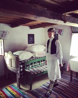 Feciorul și tradițiile: De dragul tradiţiilor, un adolescent bihorean a renovat o casă veche de 84 de ani (FOTO)