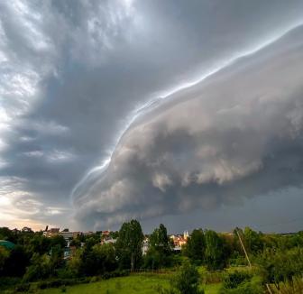 Păziți-vă! Bihorul ar putea fi lovit de o furtună puternică, cu risc de tornadă (FOTO/VIDEO)