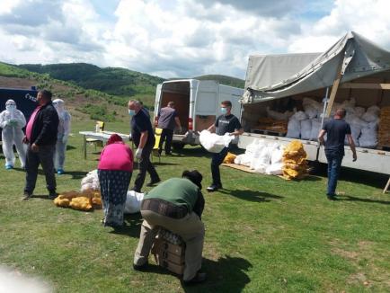 Primăria Vadu Crişului a distribuit romilor din colonia pusă în carantină alimente de peste 38.000 lei pentru o săptămână (FOTO)