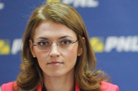 Liberalii cer alegeri anticipate. Alina Gorghiu: PNL îi va cere în fiecare zi lui Victor Ponta să demisioneze