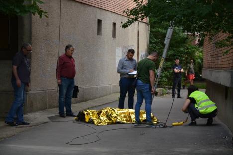 Tragedie în Oradea: Un alpinist utilitar a murit după ce a căzut de la etajul 10. Demonta un banner publicitar (FOTO/VIDEO)