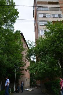 Tragedie în Oradea: Un alpinist utilitar a murit după ce a căzut de la etajul 10. Demonta un banner publicitar (FOTO/VIDEO)