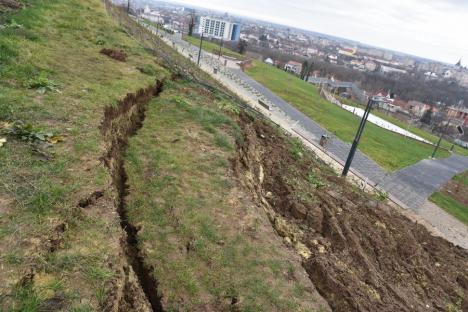 N-a rezistat nicio iarnă! Nouă alunecare de teren pe Dealul Ciuperca din Oradea (FOTO / VIDEO)