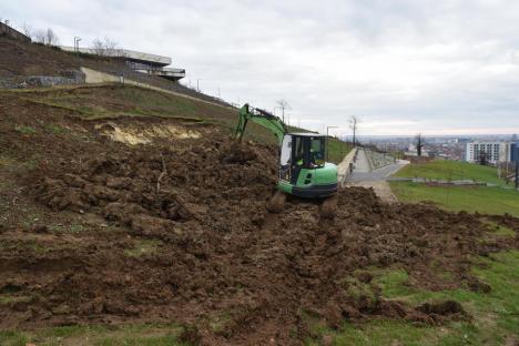 N-a rezistat nicio iarnă! Nouă alunecare de teren pe Dealul Ciuperca din Oradea (FOTO / VIDEO)