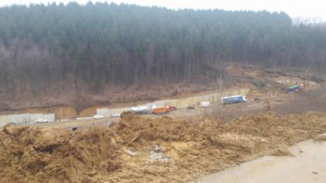 Alunecări de teren masive pe DN 76, între Criştiorul de Jos şi Vârfuri! Şoseaua a fost închisă, iar traficul este deviat (FOTO)
