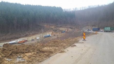 Alunecări de teren masive pe DN 76, între Criştiorul de Jos şi Vârfuri! Şoseaua a fost închisă, iar traficul este deviat (FOTO)