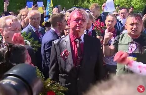 Protest cu „sânge”. Ambasadorul rus, acoperit cu vopsea roșie la o manifestare memorială în Polonia (VIDEO)