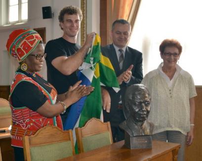 Ambasadoarea Africii de Sud a dezvelit la Oradea prima statuie a lui Nelson Mandela din România