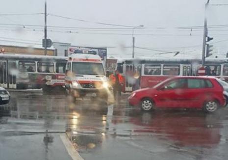 Mergea la un pacient în stare gravă! A treia mașină de la Ambulanță, izbită în Oradea în doar trei zile (FOTO)