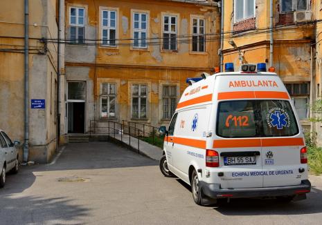 „Cat fight” la Spitalul Judeţean din Oradea: trei doctoriţe s-au luat la păruială într-una dintre secţiile de Infecţioase