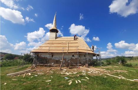 Biserică de lemn din Bihor, salvată de Ambulanța pentru Monumente, cu bani de la fundația Regelui Charles (FOTO/VIDEO)