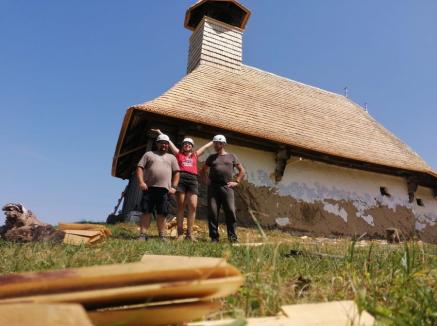 Biserică de lemn din Bihor, salvată de Ambulanța pentru Monumente, cu bani de la fundația Regelui Charles (FOTO/VIDEO)