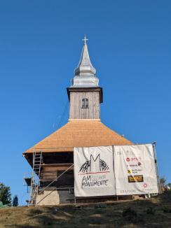 Încă o biserică de lemn salvată în Bihor: Lăcașul din Hinchiriș este iar acoperit cu șindrile (FOTO)