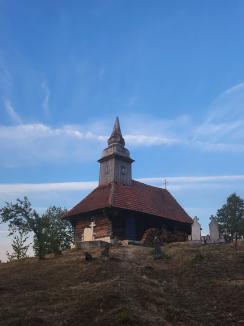 Încă o biserică de lemn salvată în Bihor: Lăcașul din Hinchiriș este iar acoperit cu șindrile (FOTO)