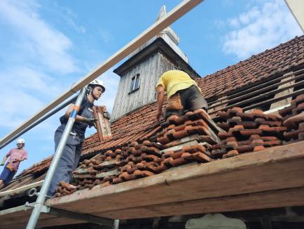 Încă o biserică de lemn salvată în Bihor: Lăcașul din Hinchiriș este iar acoperit cu șindrile (FOTO)