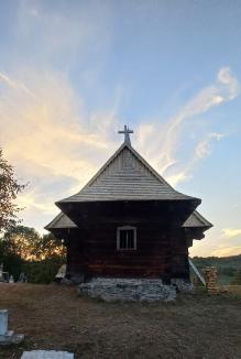 Încă o biserică de lemn salvată în Bihor: Lăcașul din Hinchiriș este iar acoperit cu șindrile (FOTO)