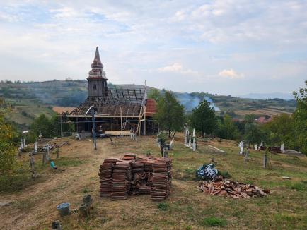 Încă o biserică de lemn salvată în Bihor: Lăcașul din Hinchiriș este iar acoperit cu șindrile (FOTO)