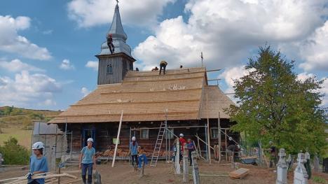 Încă o biserică de lemn salvată în Bihor: Lăcașul din Hinchiriș este iar acoperit cu șindrile (FOTO)