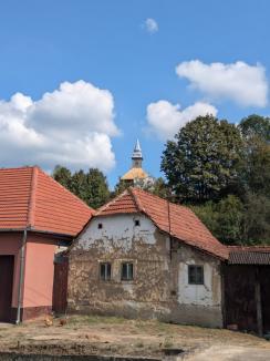 Încă o biserică de lemn salvată în Bihor: Lăcașul din Hinchiriș este iar acoperit cu șindrile (FOTO)