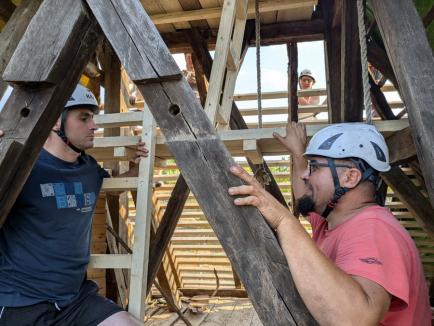 Încă o biserică de lemn salvată în Bihor: Lăcașul din Hinchiriș este iar acoperit cu șindrile (FOTO)