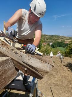 Încă o biserică de lemn salvată în Bihor: Lăcașul din Hinchiriș este iar acoperit cu șindrile (FOTO)