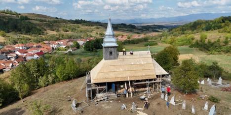 Încă o biserică de lemn salvată în Bihor: Lăcașul din Hinchiriș este iar acoperit cu șindrile (FOTO)