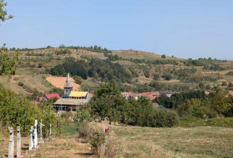 Încă o biserică de lemn salvată în Bihor: Lăcașul din Hinchiriș este iar acoperit cu șindrile (FOTO)