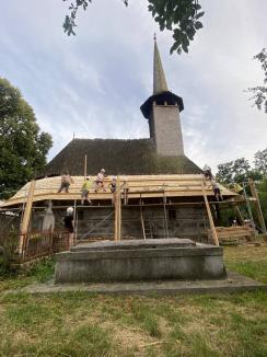 Ambulanța pentru Monumente a deschis un nou șantier în Bihor: Acoperișul bisericii de lemn din Margine este refăcut (FOTO)