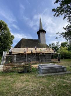 Ambulanța pentru Monumente a deschis un nou șantier în Bihor: Acoperișul bisericii de lemn din Margine este refăcut (FOTO)