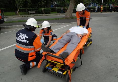 Voluntari pentru bihoreni: Angajaţii Ambulanţei Bihor instruiesc benevol „civilii” pentru a-i învăţa să salveze vieţi