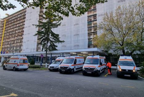 Situație alarmantă: Spitalul Municipal Oradea e plin cu pacienți Covid și în secții, nu doar la ATI. Ambulanțele stau la cozi ca să le găsească paturi