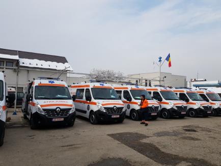 Ex-ministrul Florian Bodog şi europarlamentarul Emilian Pavel s-au afişat la prezentarea celor 10 ambulanţe noi ale SAJ Bihor (FOTO/VIDEO)