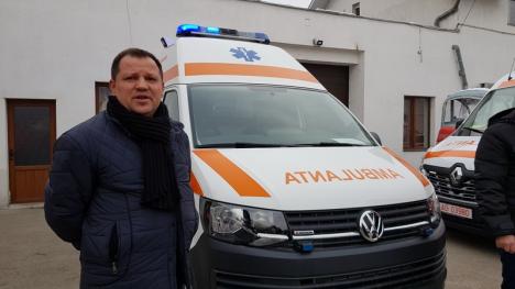 Ex-ministrul Florian Bodog şi europarlamentarul Emilian Pavel s-au afişat la prezentarea celor 10 ambulanţe noi ale SAJ Bihor (FOTO/VIDEO)