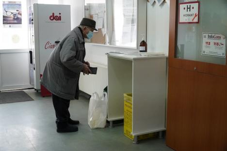 Oamenii care ajung în Spitalul Județean Oradea continuă să poarte masca de protecție, deși nu mai este obligatorie. „A dispărut starea de alertă, nu și Covidul” (FOTO / VIDEO)