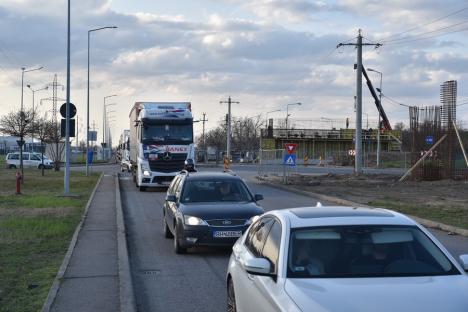 Cozi imense în zona Parcului Industrial I din Oradea, din cauza lucrărilor la pasajul suprateran. Se stă în trafic și 45 de minute (FOTO)