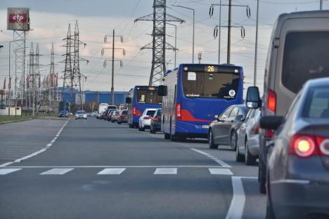 Cozi imense în zona Parcului Industrial I din Oradea, din cauza lucrărilor la pasajul suprateran. Se stă în trafic și 45 de minute (FOTO)