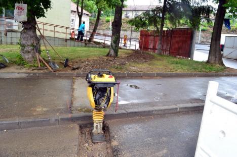 Evitaţi! Lucrările la reţeaua electrică au blocat strada Louis Pasteur din Oradea (FOTO)
