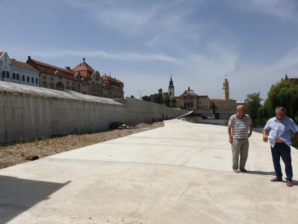 Amenajarea malului stâng al Crișului în zona parcării subterane din Piața Independenței a fost finalizată (FOTO)