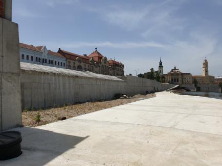 Amenajarea malului stâng al Crișului în zona parcării subterane din Piața Independenței a fost finalizată (FOTO)