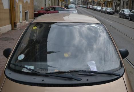 Parcagiii şi-au reintrat în drepturi: Consiliul Local a reparat greşeala dintr-o hotărâre care nu prevedea cine poate da amenzile de parcare
