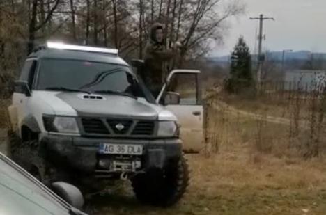 A fost prins în Bihor! Bărbatul care i-a ameninţat pe poliţişti cu toporul voia să plece din ţară (VIDEO)