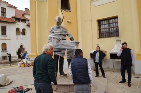 Cu excavatorul. Statuia lui Iuliu Maniu a fost amplasată lângă Biserica Sfântul Nicolae din Oradea (FOTO / VIDEO)