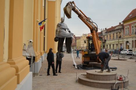 Cu excavatorul. Statuia lui Iuliu Maniu a fost amplasată lângă Biserica Sfântul Nicolae din Oradea (FOTO / VIDEO)