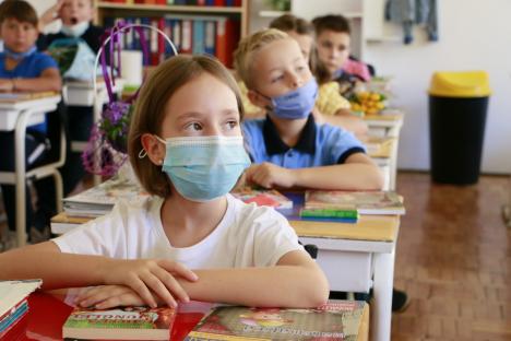 Al doilea an școlar în pandemie: În Oradea, școala a început cu multe flori și zâmbete sub măști (FOTO / VIDEO)